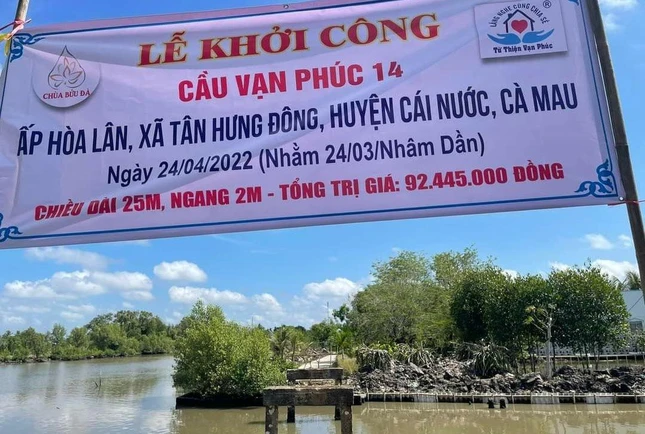 Cây cầu cũ xuống cấp chỉ còn lại trụ cầu đơn sơ