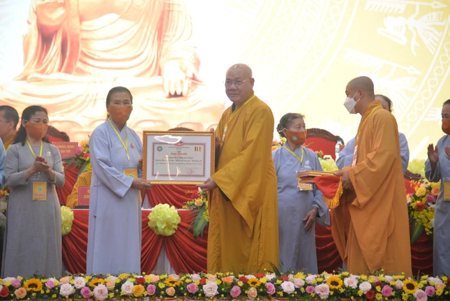 Hòa thượng Thích Quảng Tùng trao Bằng tuyên dương công đức