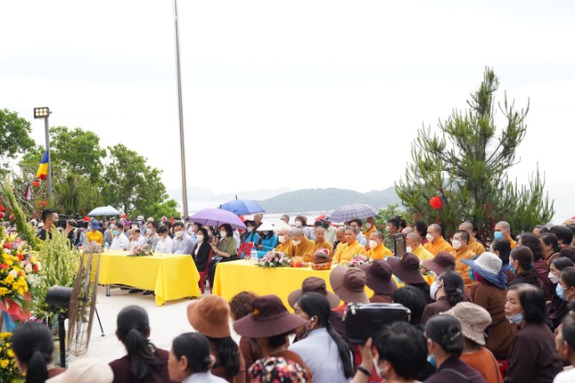 Tăng Ni, Phật tử, đại diện các cơ quan tham dự lễ khánh thành và khởi công Tăng Ni, Phật tử, đại diện các cơ quan tham dự lễ khánh thành và khởi công