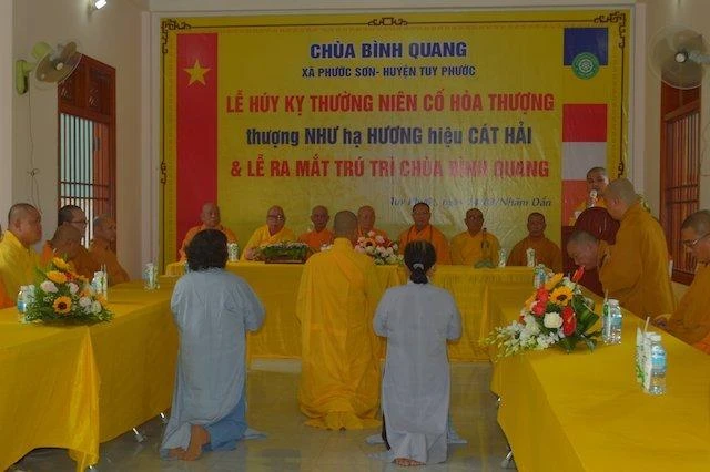 Đại đức Thích Đồng Thuận đối trước chư tôn đức phát nguyện nhận nhiệm vụ