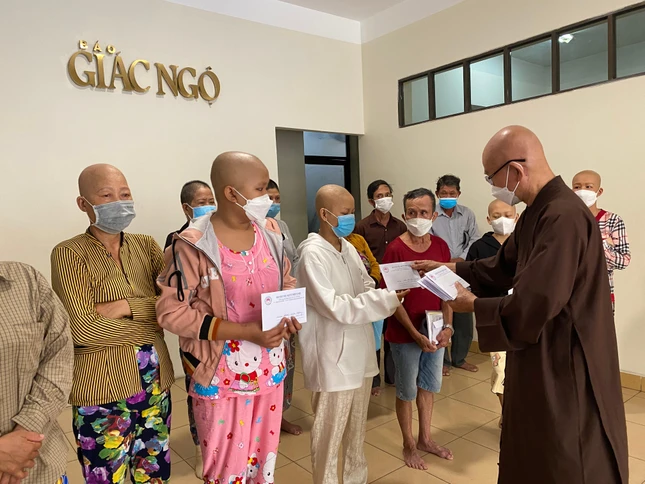Hòa thượng Thích Tâm Viên, Phó ban Từ thiện - Xã hội báo Giác Ngộ đã trao tiền ủng hộ của bạn đọc đến các bệnh nhân - Ảnh: M.Tuyền