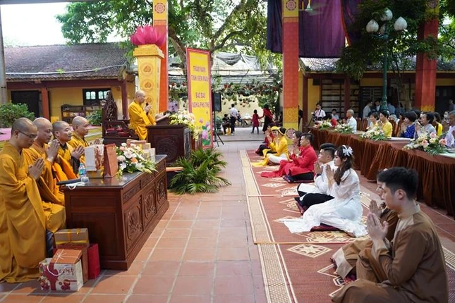 Hòa thượng Thích Bảo Nghiêm tác pháp quy y Tam bảo và trao truyền ngũ giới cho 5 đôi Phật tử