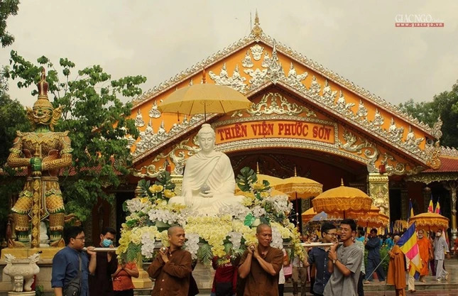 Cung rước tôn tượng Đức Phật trong khuôn viên thiền viện