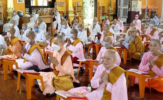 Các tu nữ và Phật tử tham gia tụng niệm