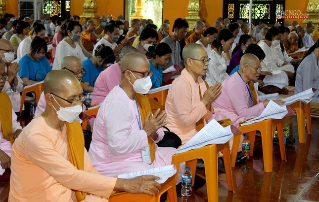 Các tu nữ đọc tụng kinh cùng đại chúng