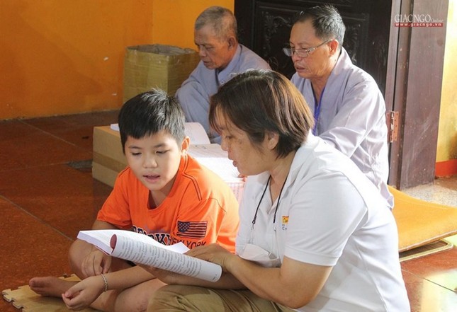 Một em Phật tử nhỏ tham gia tụng kinh