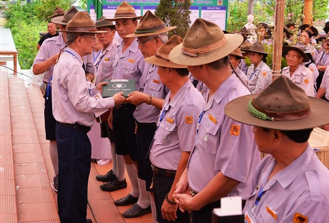 Huynh trưởng cấp Tấn Tâm Ân - Hoàng Thúc Quyền, Phó trưởng Phân ban Gia đình Phật tử Trung ương, Trưởng ban Tổ chức đón nhận quyết định, phù hiệu, còi lệnh và phát biểu khai mạc trại