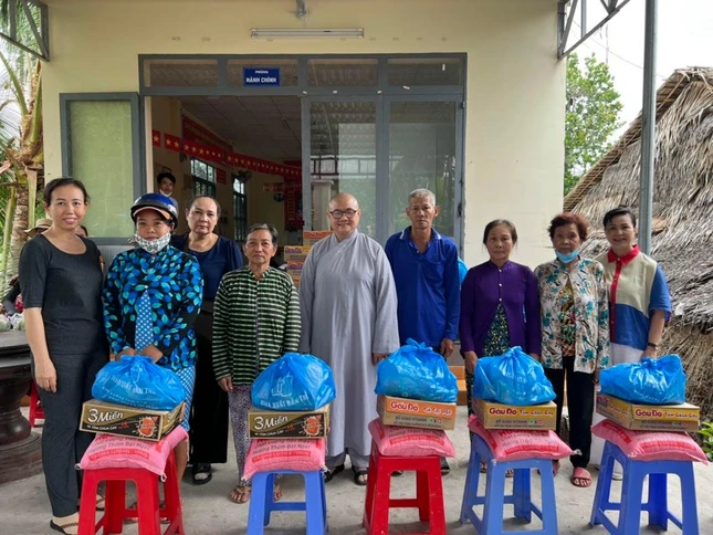 Ni sư Thích Nữ Chúc Tường, trụ trì chùa Kiều Đàm tặng quà đến những hộ nghèo tại địa phương