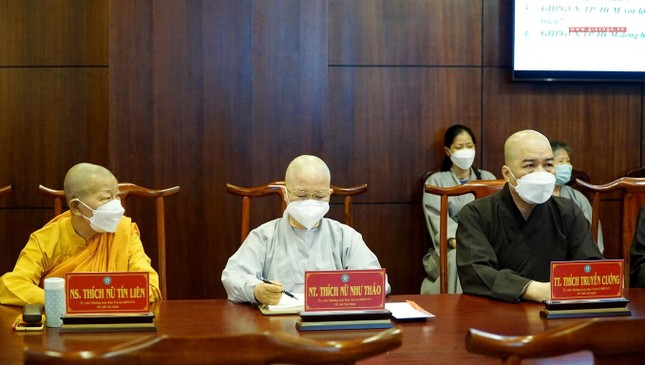 Chư Ni tham dự buổi họp