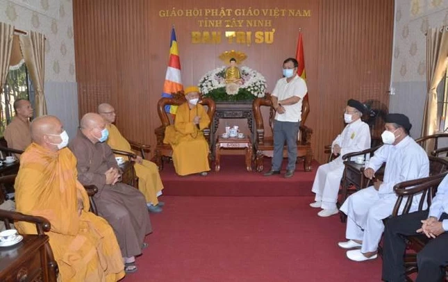 Ông Hồ Đức Hải, Phó Chủ tịch Ủy ban MTTQVN tỉnh Tây Ninh chúc mừng Phật đản