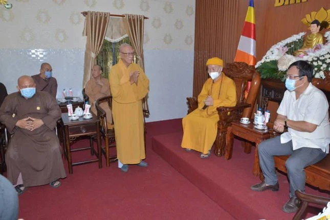 Hòa thượng Thích Huệ Tâm thay mặt Ban Thường trực Ban Trị sự cảm ơn đoàn Ủy ban UBMTTQVN tỉnh