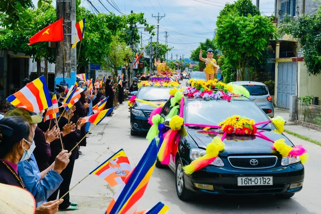 Phật tử hân hoan đón mừng đoàn diễu hành xe hoa Kính mừng Phật đản về trên phố