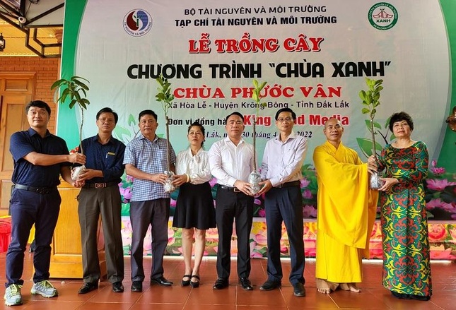 Lễ trồng cây trong chương trình "chùa xanh"