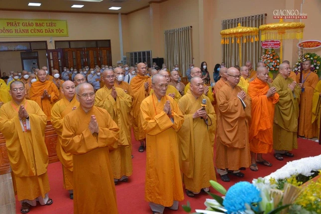 Niệm Phật cầu gia hộ trước khi tiến hành buổi lễ