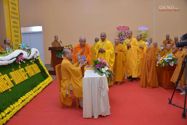 Trao bằng tốt nghiệp đến chư Tăng