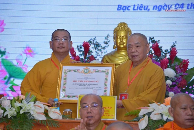 Thượng tọa Thích Phước Chí, Hiệu trưởng Trường Trung cấp Phật học Bạc Liêu nhận Bằng tuyên dương công đức từ Hòa thượng Thích Thiện Pháp