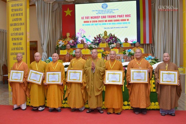 Thượng tọa Thích Giác Nghi trao Bằng khen đến Giáo thọ