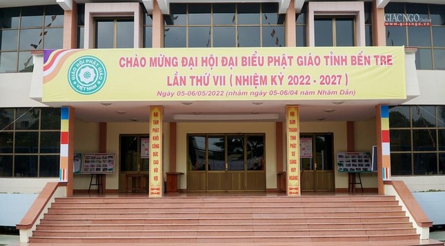 Biểu ngữ chào mừng trước Hội trường UBND tỉnh Bến Tre