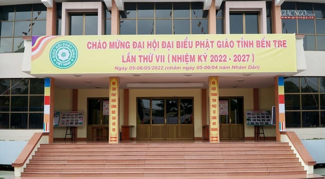 Biểu ngữ chào mừng trước Hội trường UBND tỉnh Bến Tre