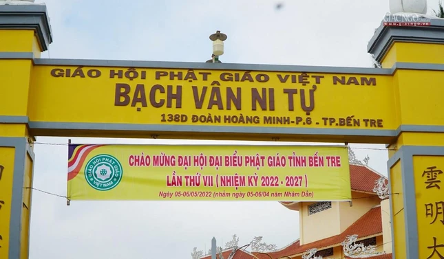 Biểu ngữ chào mừng tại chùa Bạch Vân