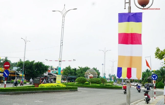 Dọc các con đường chính của TP.Bến Tre treo nhiều cờ Phật giáo chào mừng