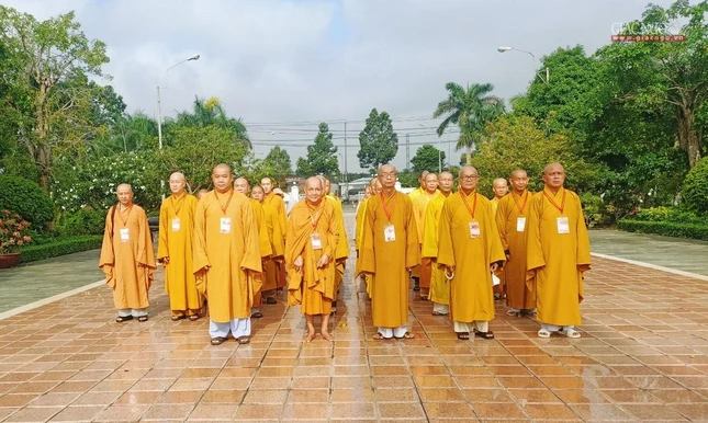 Chư tôn đức tưởng niệm tại Nghĩa trang Liệt sĩ tỉnh Bến Tre