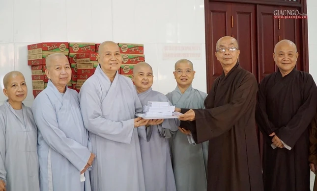 Chư Ni Phân ban Ni giới TP.HCM cùng dường 500 phần quà nhân đại hội Chư Ni Phân ban Ni giới TP.HCM cùng dường 500 phần quà nhân đại hội