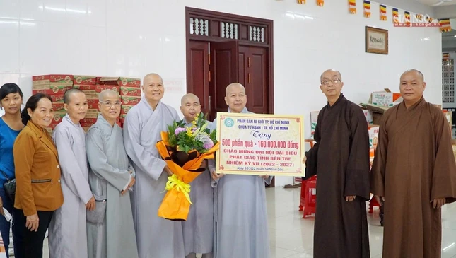 Chư Ni Phân ban Ni giới TP.HCM, chùa Đại Hạnh cúng dường 500 phần quà chào mừng đại hội Chư Ni Phân ban Ni giới TP.HCM, chùa Đại Hạnh cúng dường 500 phần quà chào mừng đại hội