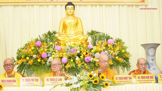 Chư tôn đức chủ tọa phiên trù bị đại hội diễn ra tại hội trường chùa Viên Minh Chư tôn đức chủ tọa phiên trù bị đại hội diễn ra tại hội trường chùa Viên Minh