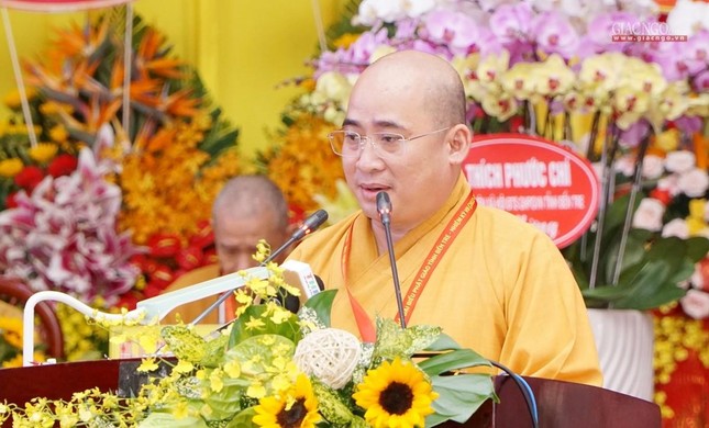 Đại đức Thích Trí Thuận trình bày báo cáo hoạt động Phật sự khóa VI