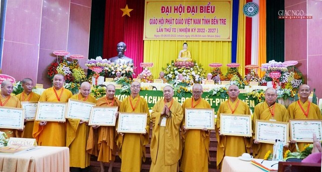 Chư tôn đức nhận Bằng tuyên dương công đức của GHPGVN