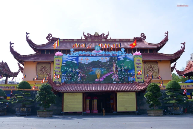 Lễ đài tại Việt Nam Quốc Tự được thiết trí hoàn thành