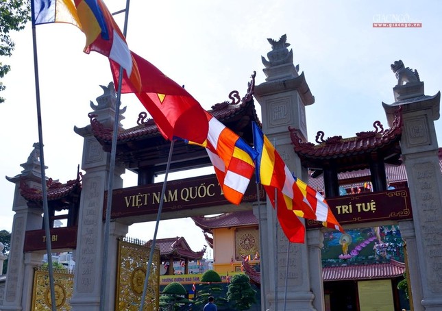 Cờ Phật giáo tung bay trong tháng Tư đón mừng ngày Đức Thế Tôn đản sinh