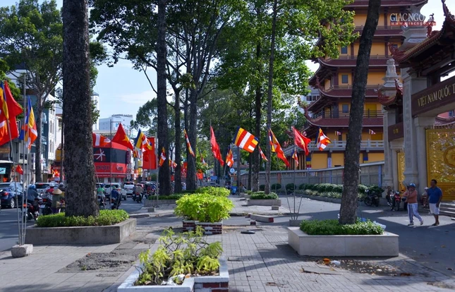 Trước chùa Việt Nam Quốc Tự, đường 3/2, quận 10