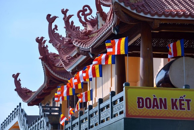 Cờ ngũ sắc trên lầu trống Việt Nam Quốc Tự