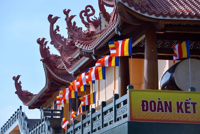 Cờ ngũ sắc trên lầu trống Việt Nam Quốc Tự