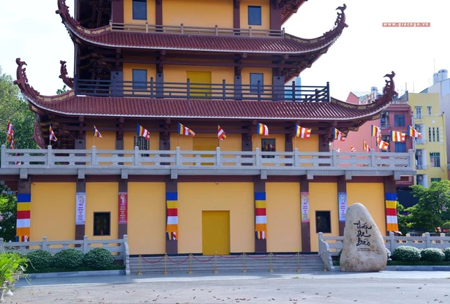 Tại tháp Đa Bảo - Việt Nam Quốc Tự