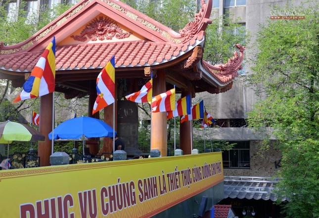 Trên tháp chuông Việt Nam Quốc Tự