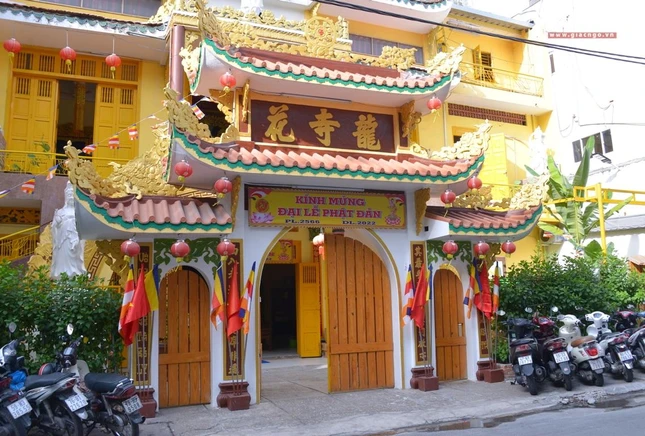 Cờ, hoa, biểu ngữ Kính mừng Phật đản tại chùa Long Hoa, quận 10