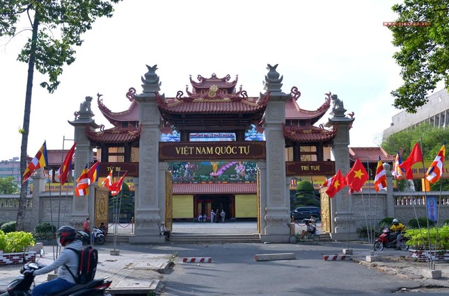 Tại Tam quan Việt Nam Quốc Tự - trụ sở Ban Trị sự GHPGVN TP.HCM