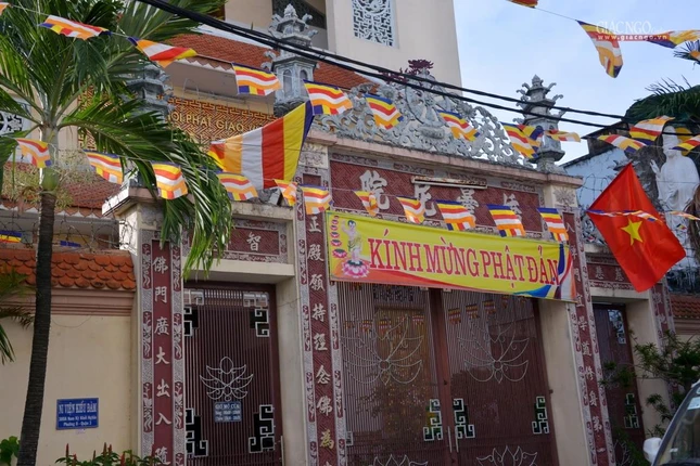 Biểu ngữ Kính mừng Phật đản tại Tam quan chùa Kiều Đàm