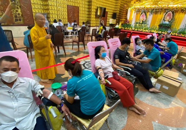 Nhiều Phật tử, bạn trẻ đến hiến máu nhân đạo tại chùa Giác Ngộ