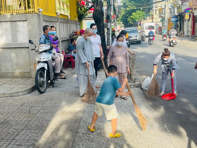 Chư Ni, Phật tử chùa Từ Nghiêm tham gia dọn vệ sinh đường phố