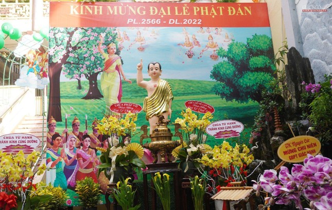 Tôn tượng kim thân Đức Phật sơ sinh tại lễ đài chùa Phước Hải, quận 10