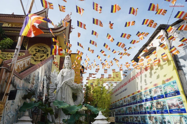 Chùa Minh Đạo, quận 3 thiết trí cờ ngũ sắc đón mừng Khánh đản Đức Phật