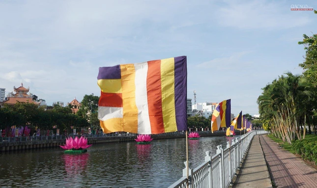 Hoa sen, cờ Phật giáo trên kênh Nhiêu Lộc