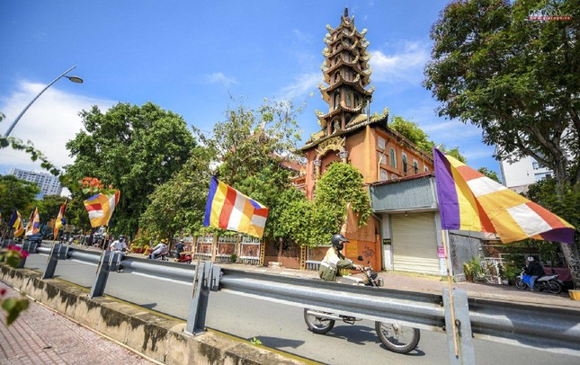 Cờ ngũ sắc được trang hoàng trước trụ sở Ban Trị sự quận 1 - chùa Vạn Thọ