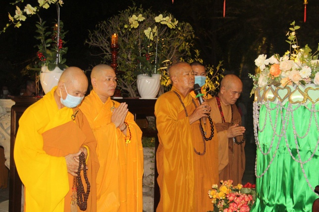 Chư tôn đức khai kinh và thực hiện nghi thức lễ Tắm Phật Chư tôn đức khai kinh và thực hiện nghi thức lễ Tắm Phật