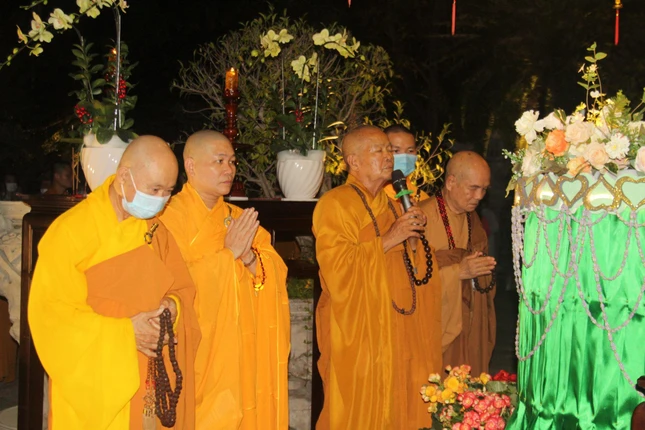 Chư tôn đức khai kinh và thực hiện nghi thức lễ Tắm Phật