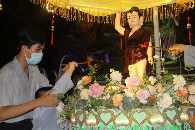 Phật tử Tắm Phật